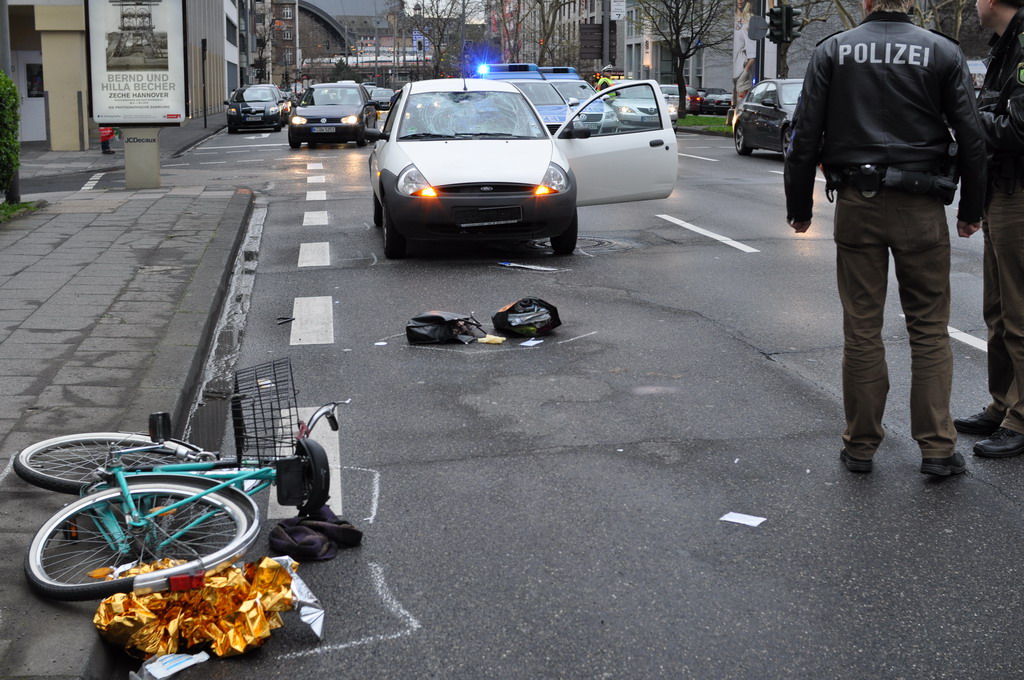 VU PKW gegen Rad Koeln Turinerstr P13.JPG